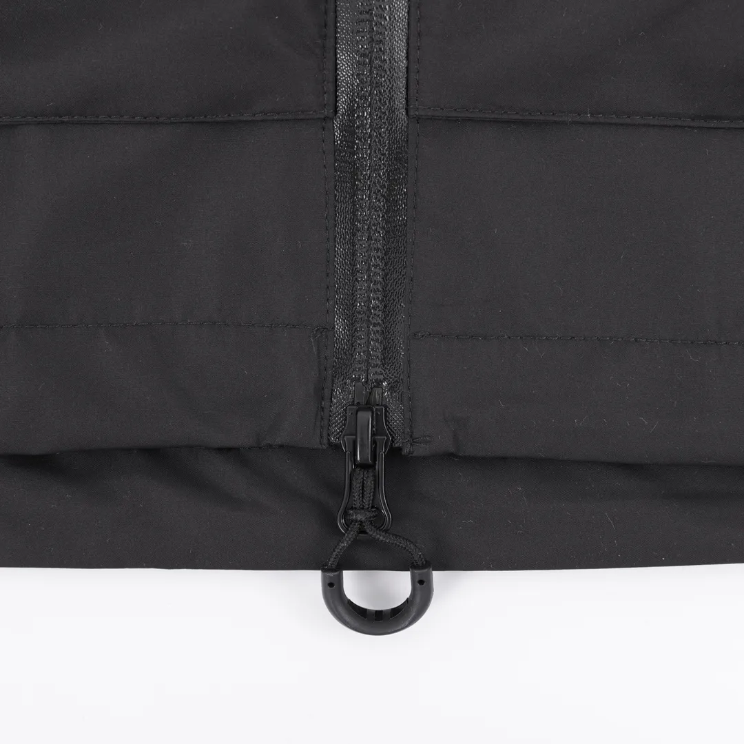 🅿️820 Stone Island/Stone Island outdoor multi-pocket zipper jacket. In order to restore all the texture of ZP, this year the team spent several months and finally shipped it. All excipients are restored to ZP! Highly permeable laminated fabric Gore-tex imitates water-breathable film, which feels better and more comfortable. The fabric has certain waterproof, windproof and UV-proof effects. It is one of the must-choose jacket fabrics in Stone Island. It is light and thin, which is the characteristic of the fabric. It is functional and sporty. There are two pockets on the chest. The arms have the logo embroidery of the Stone Island navigation compass badge. The zipper pocket on the back can be folded to pack the entire garment. It is a must-have item for outdoor travel! size：XS-L